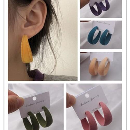 2021 Ladies Classic Fashion New C-shaped Earrings Flocking Large Round Stud Earrings Female Girls Gift Fashion Woman Jewelry
