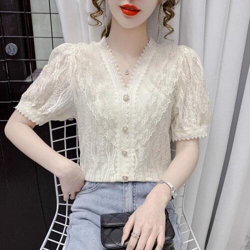 2021 summer new style foreign style French lace shirt v-neck short-sleeved shirt female design sense niche versatile casual top