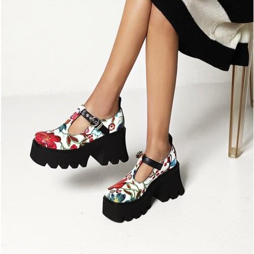 Lizeruee Leather Pumps