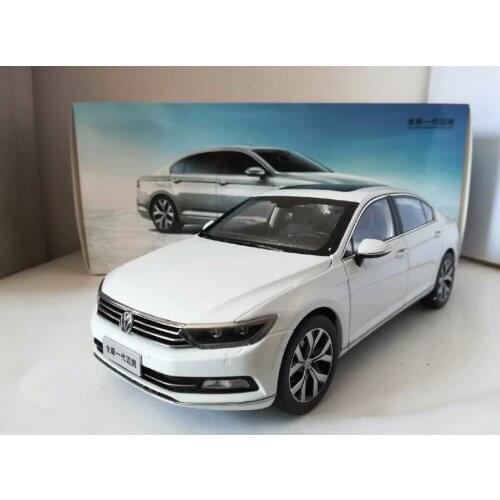 1:18 Diecast Model for Volkswagen VW Magotan B8L 2017 White Sedan Alloy Toy Car Miniature Collection Gifts Passat B8