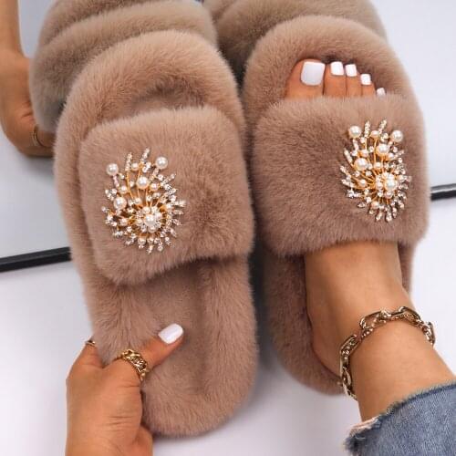Women Slippers Faux Fur Slides Pearl Decor Flat Sandals Female Fluffy Indoor Slippers Platform Flip Flops Designer Winter Shoes