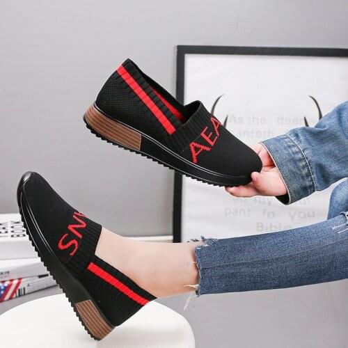 Casual shoes women 2020 spring new old shoes women fashion wild single shoes foreign trade large size soft bottom mother shoes45