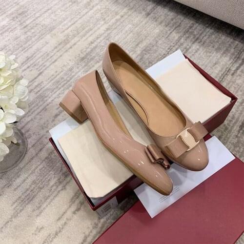 2021 Women Patent Leather 3.5cm High Heel Shoes Pumps Round Toe Bow Metal Decoration Designer Wedding Pumps Women Shoes