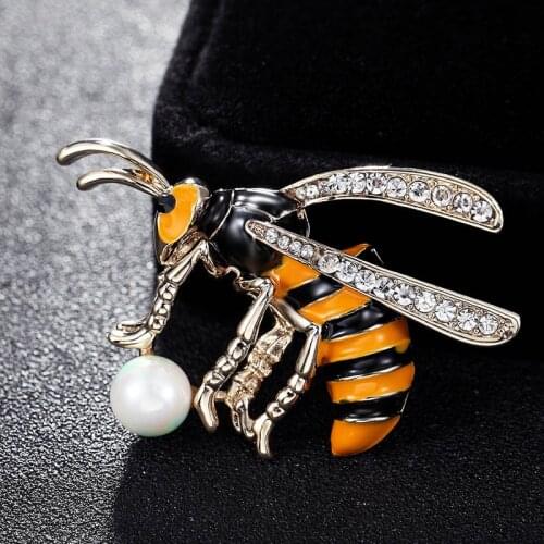 Kawaii cute yellow enamel bee brooch jewelry for womens punk bijoux fashion Mens brooch pin imitation pearl hijab accessory