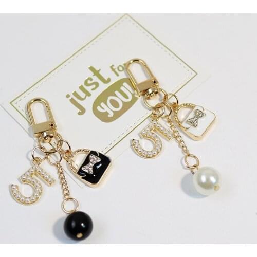 2021 Imitated Pearl Perfume Gold Color Letter Alphabet Keychain For Women Key Chains Ring Bag Pendent AirPods Accessories D852