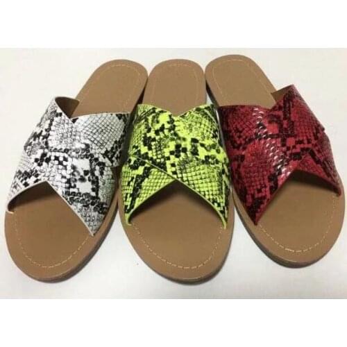 Flat bottom serpentine flip flop women 2020 new fashion wild outdoor bright color candy color transparent Leather slippers