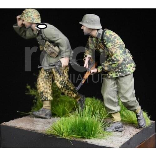 2 resin soldiers 1:35
