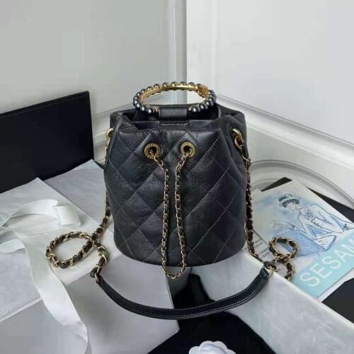The new pearl rhombic sheepskin cross-body chain backpack, luxury quality, the latest school bag, trendy backpack, chain handbag