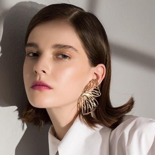 European 2 Colors New Fashion Butterfly Wings Design Stud Earrings Jewelry Big Hollow Out Stud Earrings for Women Party Jewelry