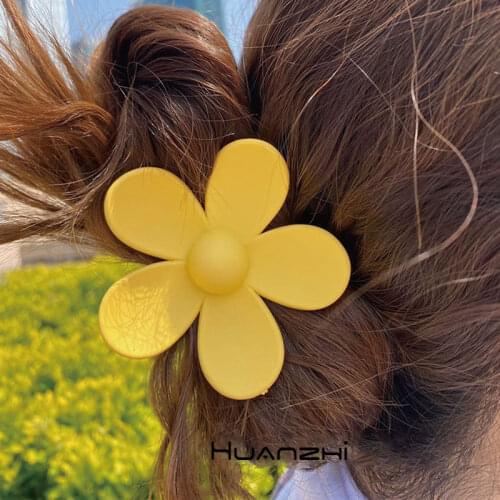HUANZHI 2021 New Acryl Colorful Flower Bathroom Makeup Clip Hairpins For Women Summer Jewelry Gifts Korean INS Hair Accessories