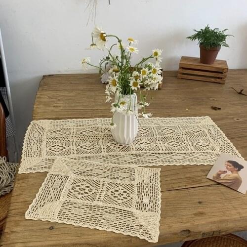 EaSinTow Lace Tablecloths On The Table