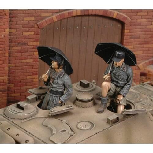 German resin soldiers in World War II Two armored crews with umbrellas 1:35 1:35