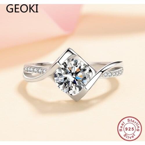 Geoki 925 Sterling Silver Round Perfect Cut Passed Diamond Test 1 Ct D Color VVS1 Moissanite Angel Kiss Wedding Ring Luxury Gift