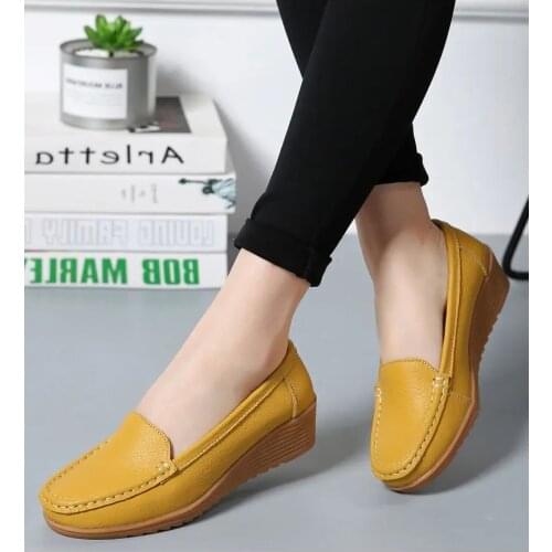 Womens Casual Shoes Thick Soled Leather Large Size Shallow Muzzle Casual Shoes Fashion Bean Shoe Mom Shoes Nurse Shoes 35-41