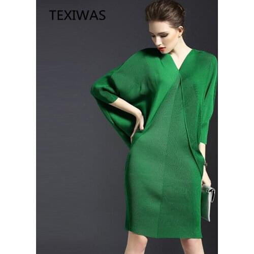 TEXIWAS 2021 spring and autumn new temperament V-neck bat long sleeve Womens bag buttocks solid color fold dress
