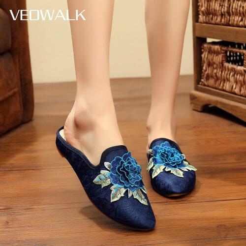 Veowalk Handmade 3D Flowers Embroidery Women Pointed Toe Cotton Mules Slippers Vintage Ladies Comfort Chinese Embroidered Shoes