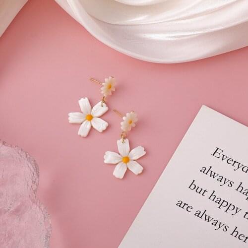 Daisy Flower Earrings French Elegant Natural Shell Plant Ears Fashionable Temperament Jewelry Female Accessories
