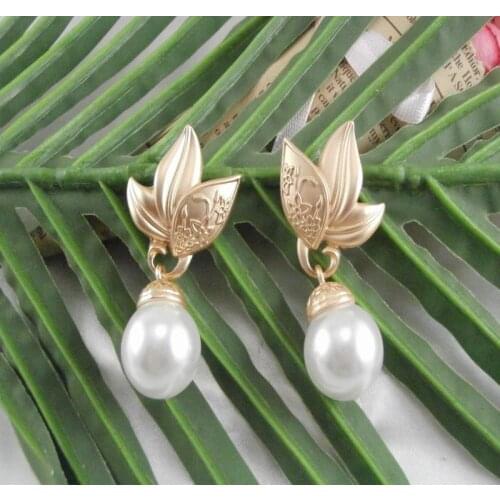 European and American Jewelry shaped petal pattern tassel pearl fresh net red texture ear clip stud