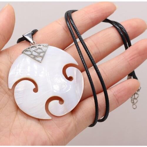 Charm Fashion Natural Shell Alloy Pendant Hollow Round Necklace Charms for Elegant Women Love Romantic Couple Banquet Gift 1PC