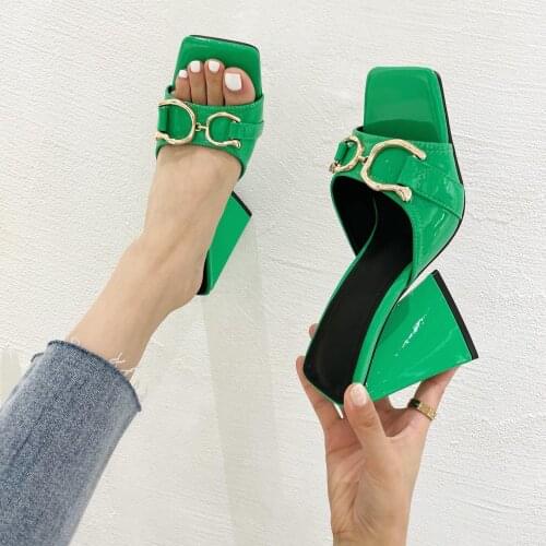 2021 summer new design sense niche temperament square toe female outer wear patent leather metal buckle thick heel sandals