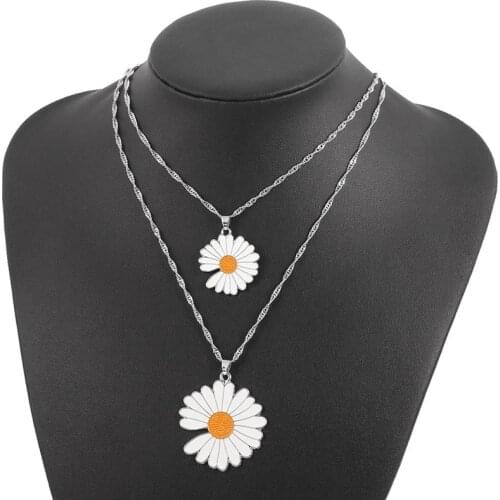 Golden Daisy Pendant Necklace Simple Style Suitable for Women Jewelry European Trend Charm Wholesale