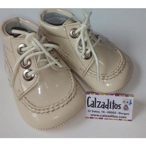 Beige patent leather boots with no laces sole