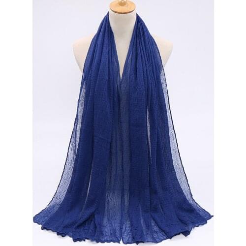 Hot sale plain Viscose wrinkle scarf crinkle hijab solid color pleated scarves women popular muslim turban shawl 24 color