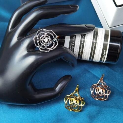 The new popular hot brand luxury exquisite jewelry for the lady design hollow rose ring engagement anniversary banquet jewelry