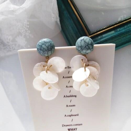 Elegant Shell Flower Petal Clip Earrings No Ear Hole Romantic round Resin Stone Round Clip Earrings without Piercing for Women