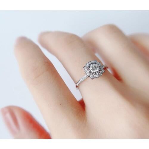 LUOWEND 18K White Gold (AU750) Engagement Ring Trendy Diamond Rings Elegant for Women Wedding Eternity Ring Claw Setting