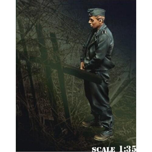 Unpainted Kit 1/35 Tanker soldier winter at corner figure Historical Figure Resin Kit