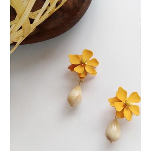 Korean Style Temperament Sweet Retro Flower No Hole Clip Earrings Vintage Yellow Petal Flower Clip on Earrings Without Piercing