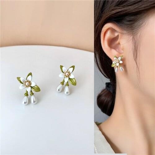 Korean Small Camellia Pearl Clip on Earring Female 2021 Earclip Cute white Flower Clip Earring No piercing for Women Girls Kids
