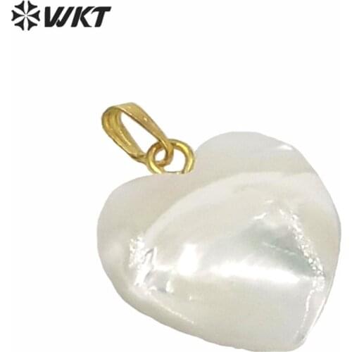 WT-JP225 Beautiful Women Necklace Pendant Natural Shell Pendant In Heart Shape White And Black Color Shell Pendant Jewelry Gift