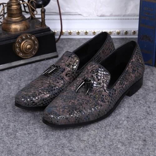 Christia Bella Fashion British Style Man Gray Flats Shoes Real Leather Pionted Toe Men Loafers Shoes Carving Printing Male Shoes