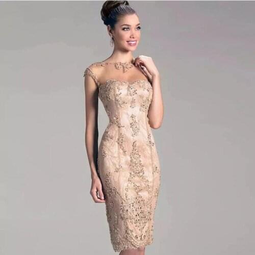 Latest Charming Nude Lace Knee Length Mother of the Bride Dresses Sheath Boat Neck Wedding Party Gowns Cap Sleeves Back Out