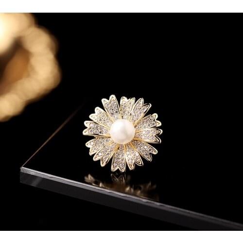Simple Mini Cubic Zirconia Flower Brooches Pins for Women Girl Fashion Jewelry Gold Brooch Pin Delicate Female Pearl Broach