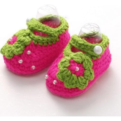 1 Pair Sweet soft baby girls strawberry flowers pearl handwork knit toddler shoes childrens crib shoes 11cm
