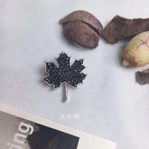 Free Shipping Maple Leaf Brooch Vintage Women Girl Charming Exquisite Collar Lapel Pin Fashion Jewelry Party Garment Accessories