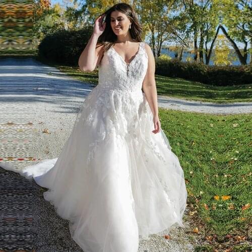 Vestido de Noiva Plus Size Wedding Dresses Lace Sleeveless Vintage Wedding Gowns 2021 V Neck Bride Dress Princess Buttons