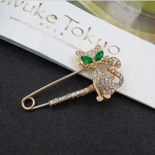 1pcs high quality golden rhinestone cat pattern upscale large safety pin brooch with green rhinestones for feminine decoration