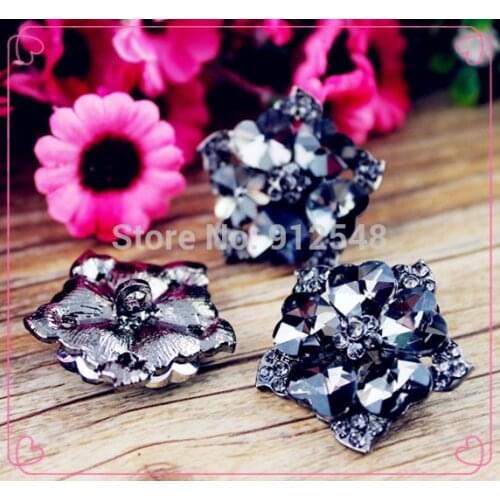 141123102,Coat buttons.Rhinestone buttons.Duckbill glass with diamond buckle.Clothing decorative buckle..Decorative buttons