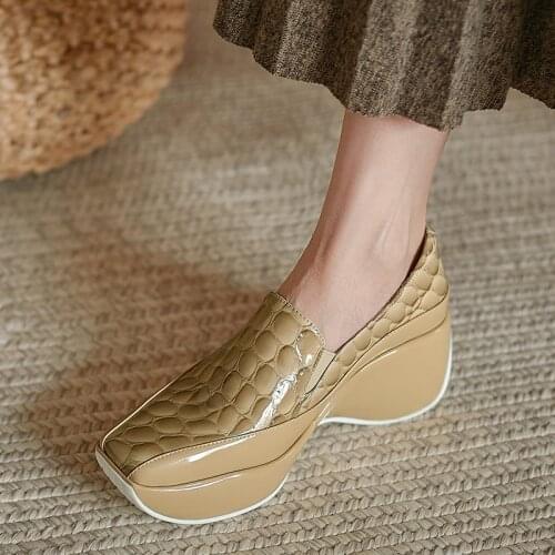 2021 new slope heel womens shoes patent leather sponge cake all-match retro square toe platform female high heels