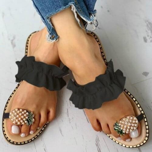 2021 Trend Designer Women Slippers Flat Heel Ruffles Strap Rubber Bottom Pearl Pineapple Ring Toe Beach Flip Flops Fashion Shoes