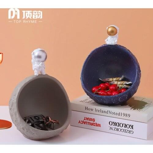 Creative Astronaut key storage Statue Resin sculpture Crafts Simple Living Room Ornaments Home Office Store Decors Decorations