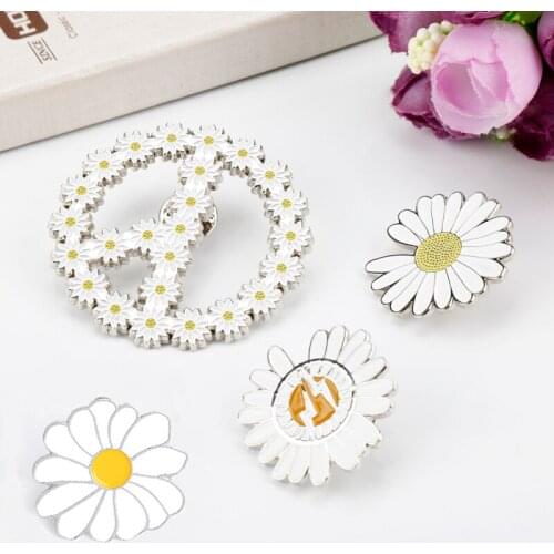Fashion Rhinestone GD Brooch Lightning Daisy Flower Button Pins Denim Jacket Clothes Lapel Pins For Woman Jewelry Gifts