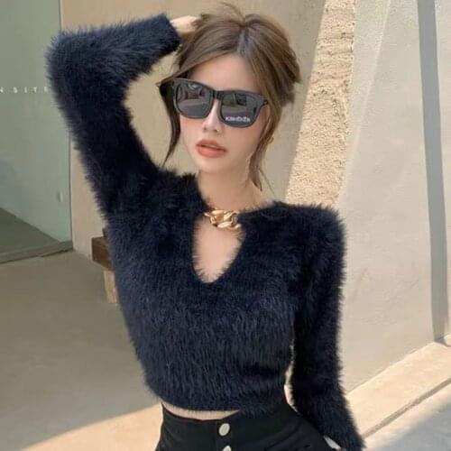 Black long-sleeved short sweater hollow chain plush fleece top to keep warm autumn and winter T-shirt