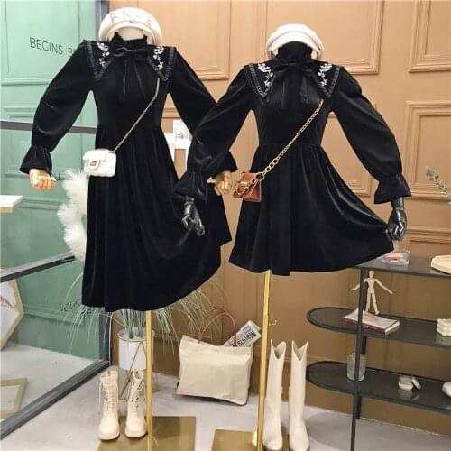 French style retro velvet embroidered long sleeve dress baby collar waist collection autumn / winter 2020
