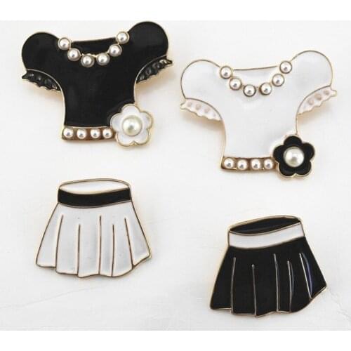 Vintage exaggerated black and white Enamel inlaid imitation pearl short sleeve short skirt brooch coat coat couple collar brooch