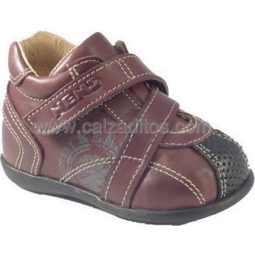 Leather shoes low for a child, of Nens